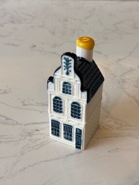 KLM #24 Blue Delft House by BOLS - The Crown